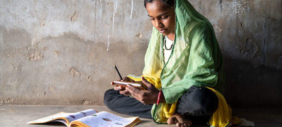 آنیش 11 ساله در گجرات هند در خانه تحصیل می کند، زیرا مدارس به دلیل همه گیری کووید-19 در سال 2020 تعطیل شده اند.