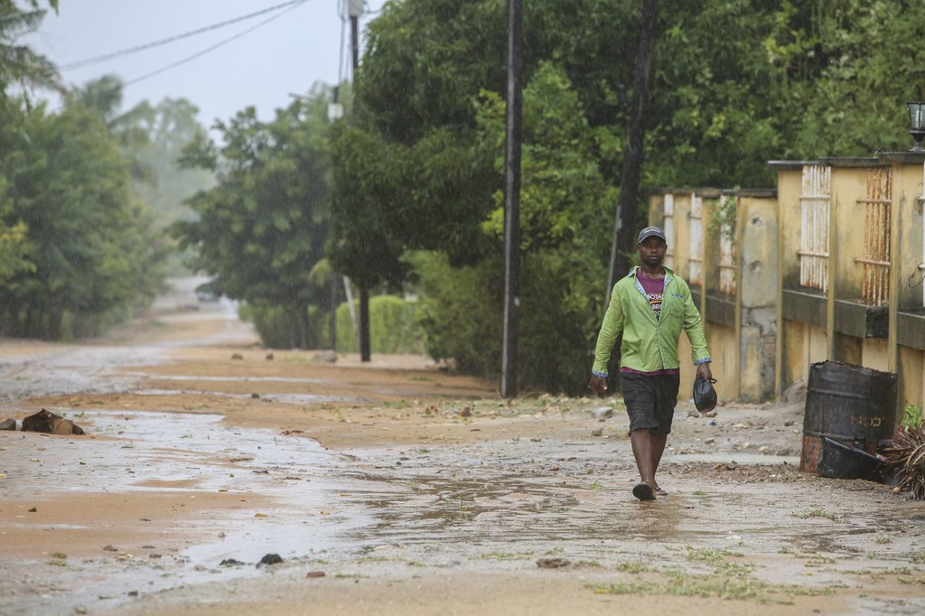 طوفان فردی در Vilanculos در استان Inhambane در موزامبیک به خشکی می رسد.