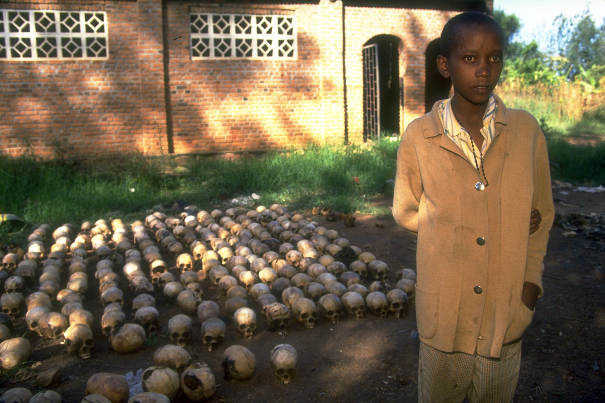 یک پسر 14 ساله رواندایی اهل شهر نیاماتا که در ژوئن 1994 از آن عکس گرفته شد، با پنهان شدن در زیر اجساد به مدت دو روز از نسل کشی جان سالم به در برد.