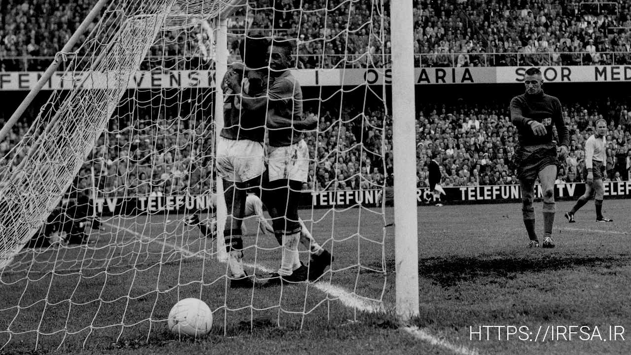 پله پس از زدن گل هم تیمی خود واوا را در آغوش می گیرد تا در فینال جام جهانی 1958 نتیجه 2-1 شود. 