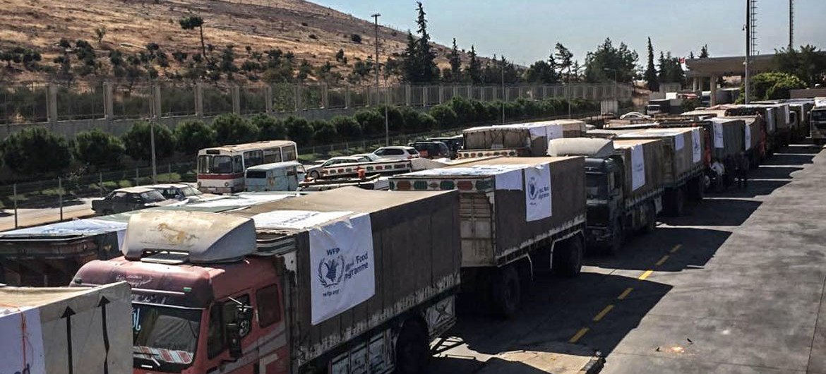 کامیون های حامل کمک های غذایی از مرز ترکیه به سوریه می گذرند.  (عکس فایل)