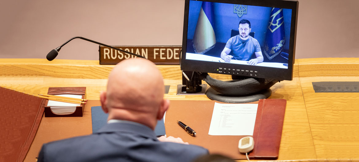 ولودیمیر زلنسکی، رئیس جمهور اوکراین (روی صفحه نمایش) در نشست شورای امنیت درباره حفظ صلح و امنیت در اوکراین سخنرانی می کند.