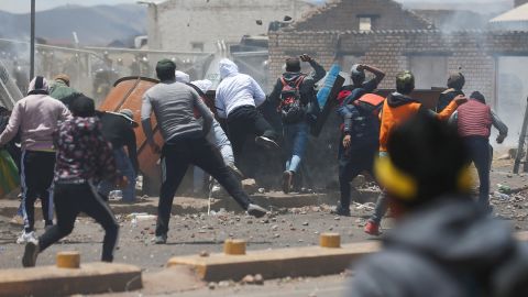 تظاهرکنندگانی که در تصویر در 9 ژانویه 2023 به تصویر کشیده شده اند در جریان تظاهراتی در نزدیکی فرودگاه جولیاکا در پرو با نیروهای امنیتی درگیر شدند. 