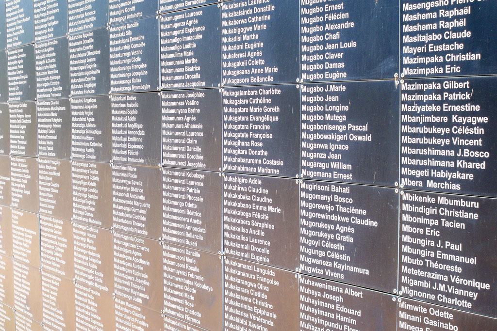 دیوار اسامی قربانیان نسل کشی رواندا در مرکز یادبود کیگالی